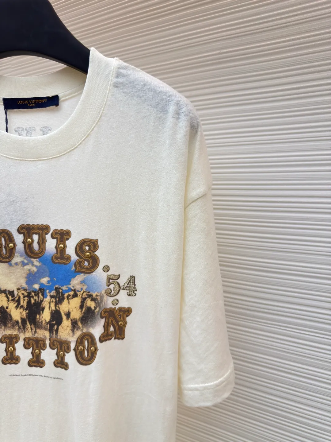 LOUIS VUITTON Snowflake cotton metal diamond T-shirt ●Authentic product: 8750 purchased for development ●Item number: 1680091-A35 ●Fabric: slub pattern snowflake cotton fabric ●Technology: glue printing ●Version: fitted version ●Weight: about 175 grams ●Size: XS-S-M-L ●Description: The fabric is made of slub pattern snowflake cotton fabric, matched with 32s double yarn 1*1 cotton horizontal machine to weave wide ribs. The front and rear panels are printed with eight-claw machine screen glue + local digital direct injection printing. The letter positions are manually swept with powder. High-quality diamonds imported from the Middle East are ironed, and bronze crown diamonds are imported from South Korea. The overall wiring is straight and delicate, the fabric is comfortable and soft, and the color is consistent without color difference. It can be matched with the same style to create a fashionable look and control various occasions. Customized accessories, complete with three standards, same style for men and women!